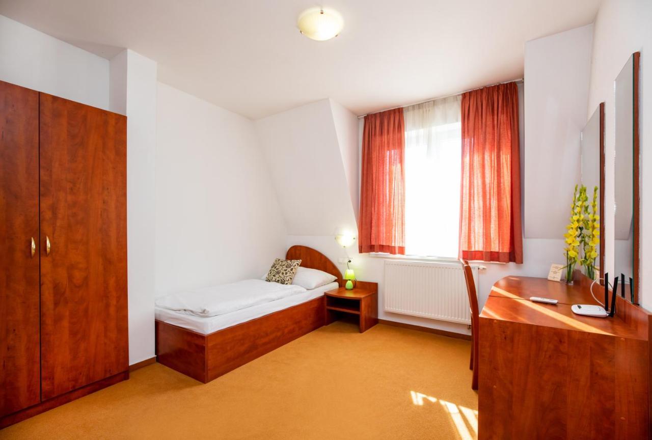 Hotel Boss Жилина Экстерьер фото