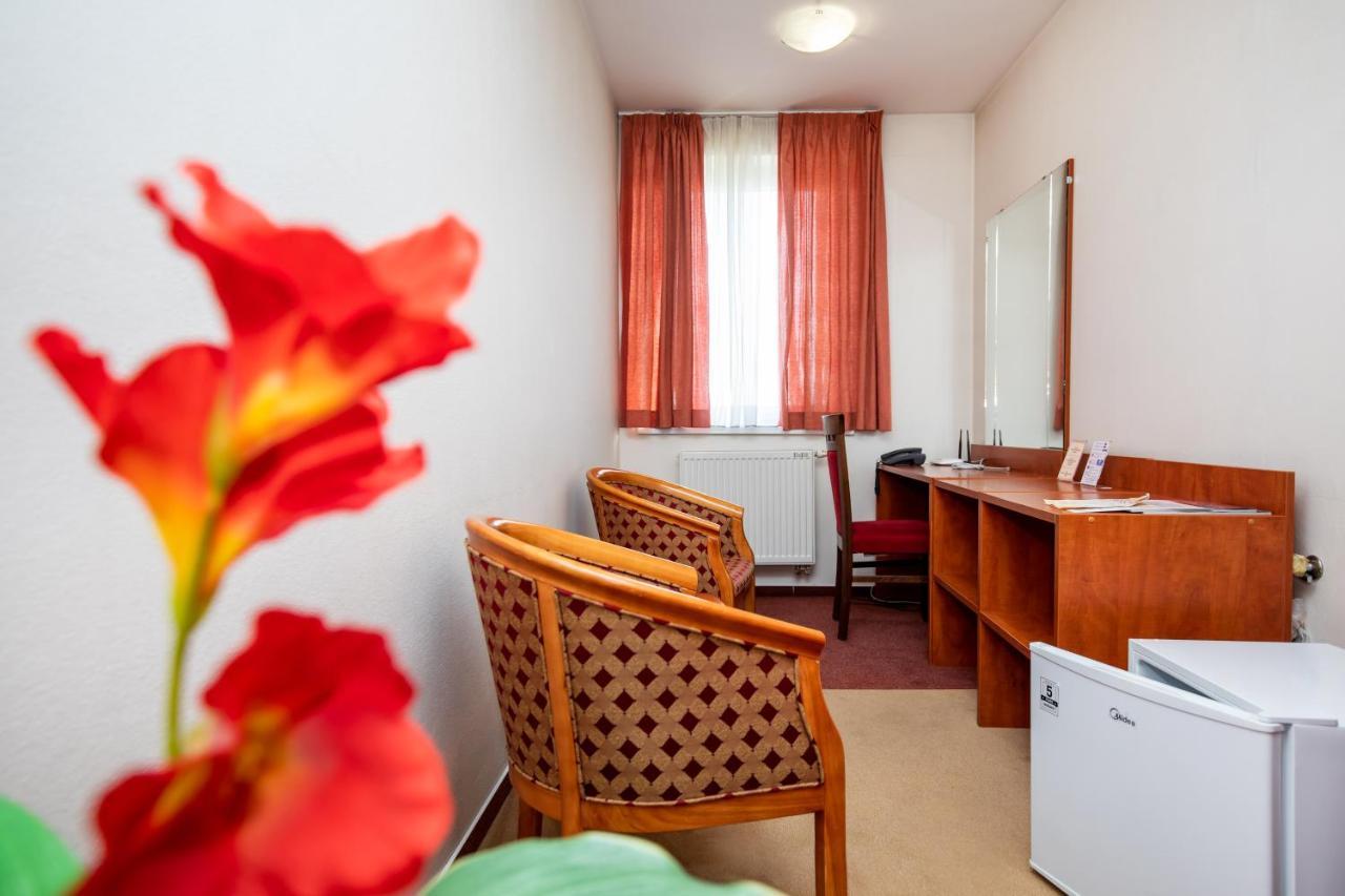 Hotel Boss Жилина Экстерьер фото