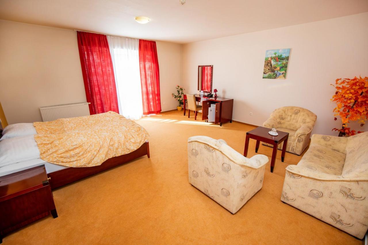 Hotel Boss Жилина Экстерьер фото